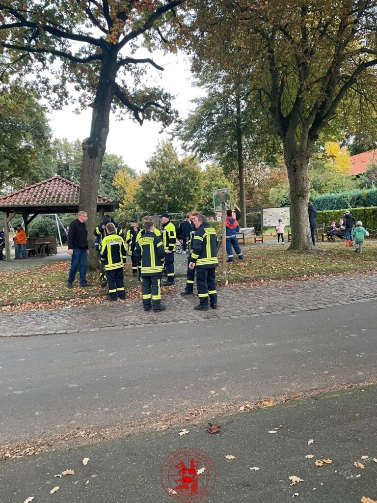 aktive Kameraden auf dem Dorfplatz treffen für den Laternenumzug