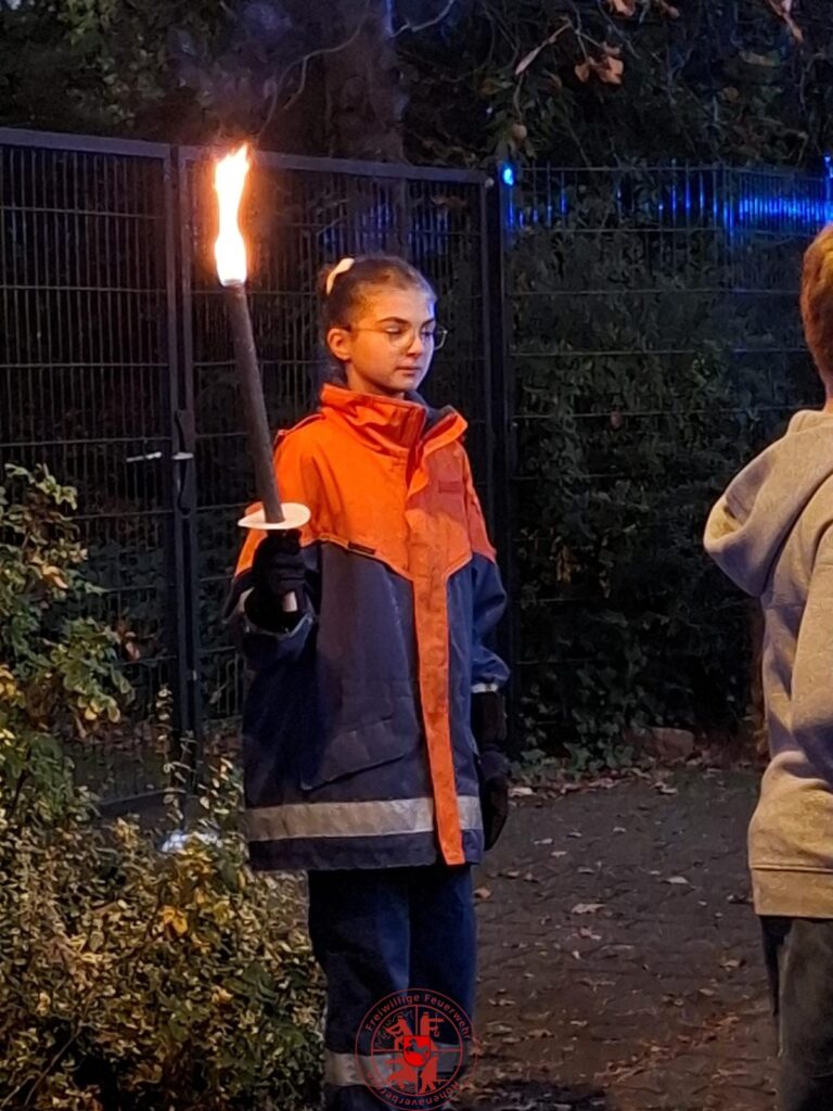 Anna mit Fackel beim Laternenumzug