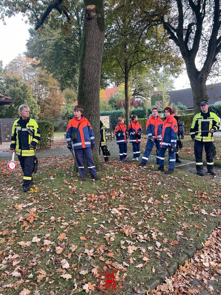Einsastzabteilung und Jugendfeuerwehr treffen sich am Dorfplatz für den Laternenumzug
