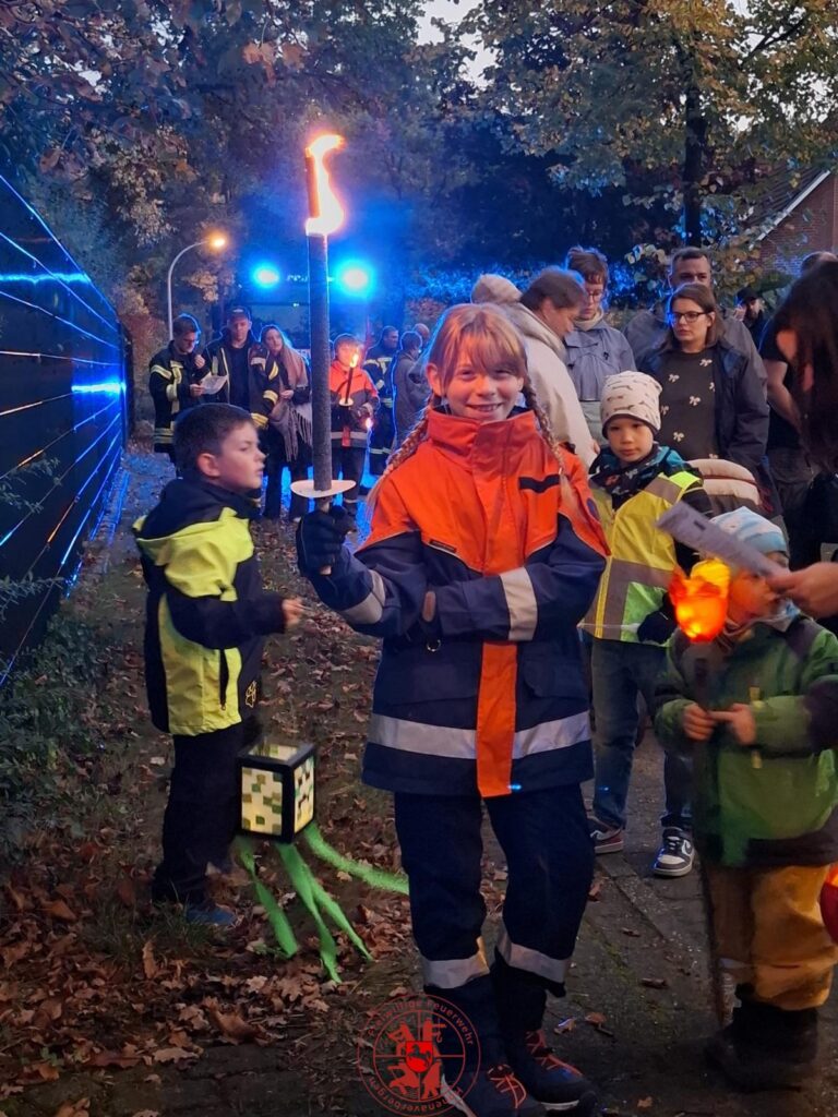 Lena mit Fackel beim Laternenumzug