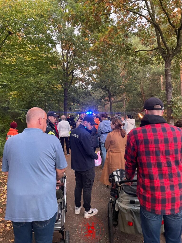 der Laternenumzug setzt sich in Bewegung vom Dorfplatz in Richtung Scheperdrift
