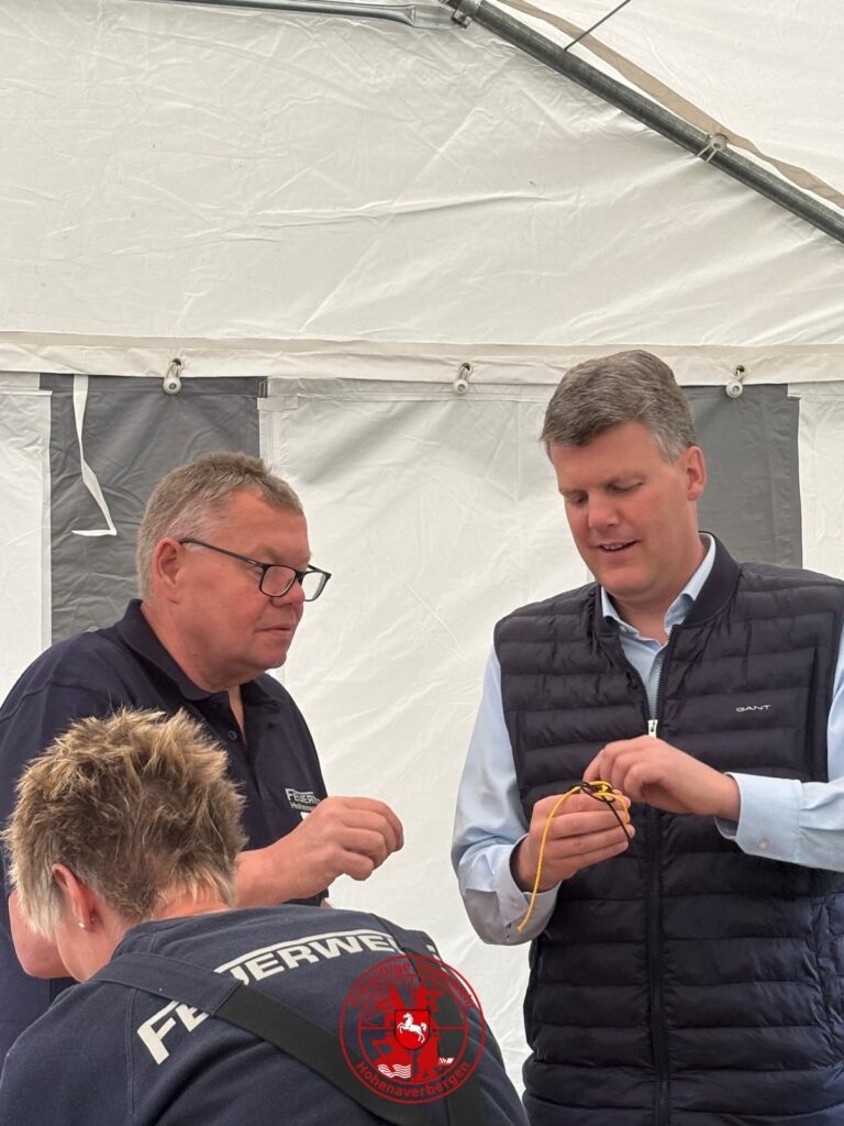 Der Bürgermeister versucht sich in der Herstellung von Schlüsselanhänger