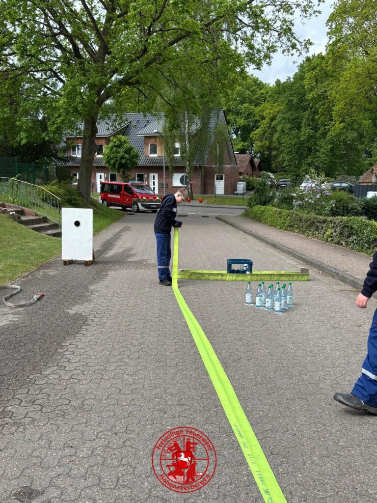 Lino beim Schlauch rollen